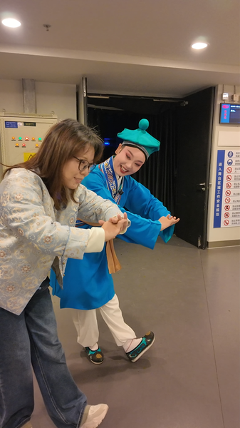 黄梅戯の姿勢ガイド：大人の男役と少年役、所作の差が生む説得力 video poster