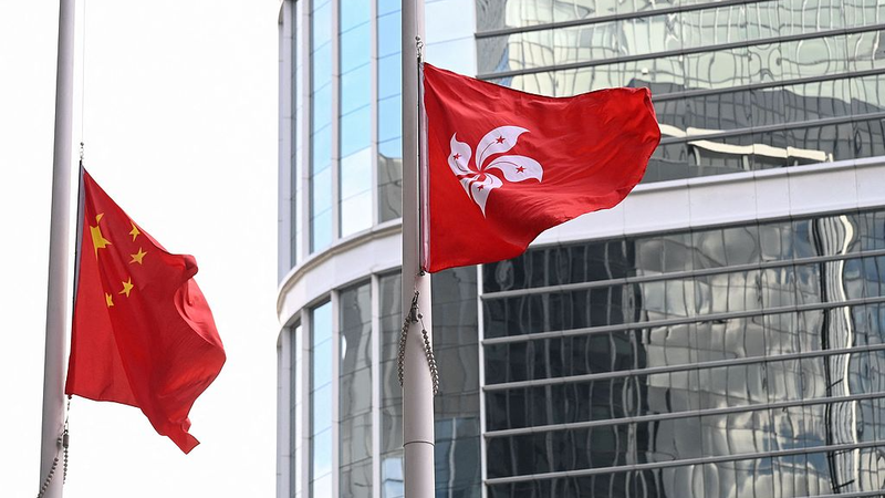 香港・大規模住宅火災の犠牲者追悼　政府庁舎で黙祷と半旗