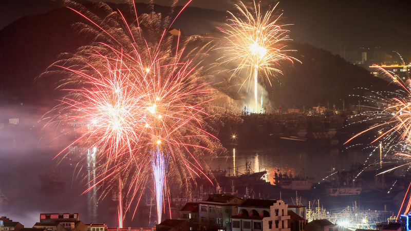 LDNJTJWCKQQAAHC0JW8V - NewsTomo – 日本語で読む、世界のニュースハブ 中国の春節、夜空を染めた花火 ヘビ年の幕開けを映す光
