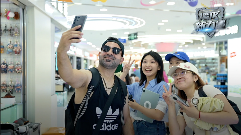 外国人は深圳で何を買っているのか　空のスーツケースの理由 video poster