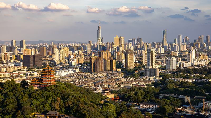 長江とYuejiang Towerから見る南京の都市スカイライン video poster