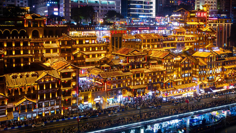 国慶節連休、重慶の洪崖洞に観光客が殺到　夜景求めスマホ掲げる