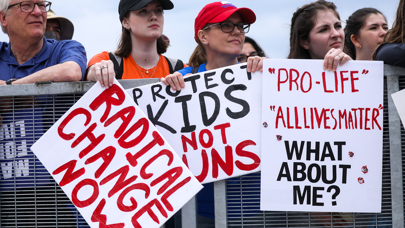 ミネソタ学校銃撃で児童2人死亡　米国の銃暴力は終わるのか