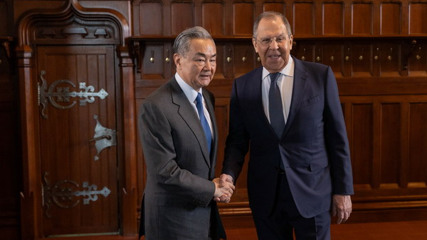 王毅外相とラブロフ外相がモスクワ会談　中ロ関係強化と国連80年を強調