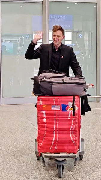 米国人エバン・ケイルさん、中国再訪と米メディア沈黙が示すもの video poster