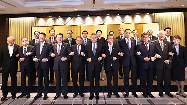 王毅氏が日中友好団体と会談　不安定な世界で問われる日中関係