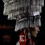 中国本土・大凉山の夜空に現れたランウェイ　彝族衣装と銀飾りが放つ静かな強さ