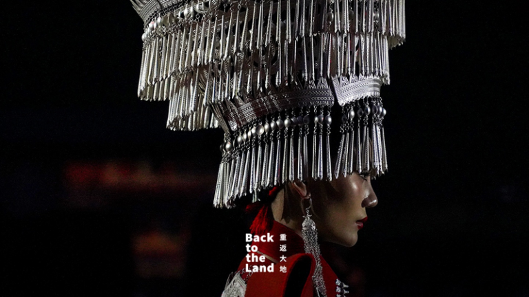 中国本土・大凉山の夜空に現れたランウェイ　彝族衣装と銀飾りが放つ静かな強さ