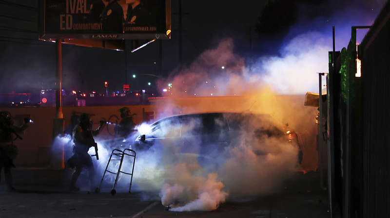 ロサンゼルスで移民捜査に抗議デモ3日目　州兵と衝突も video poster