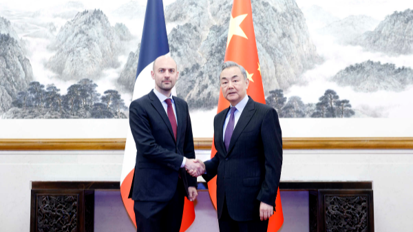 中国とフランス、「デカップリング反対」で一致　北京で外相会談