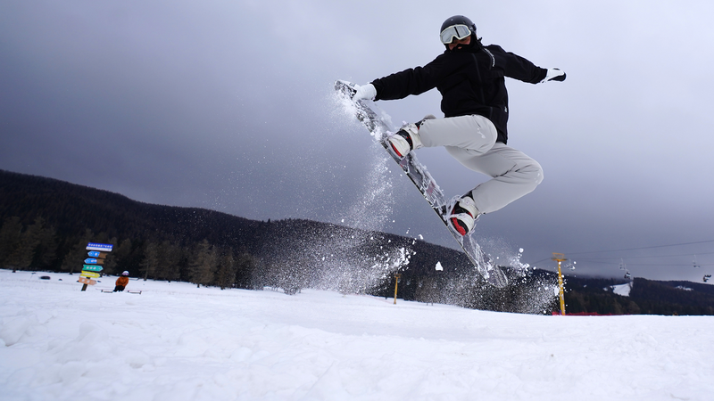 新疆ハミのソンシュタン・スキーリゾート、冬季シーズン開幕とペンギン登場