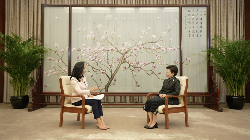 国際ニュース：黄曉薇氏が若い女性に送る「平等を追求する」エール video poster