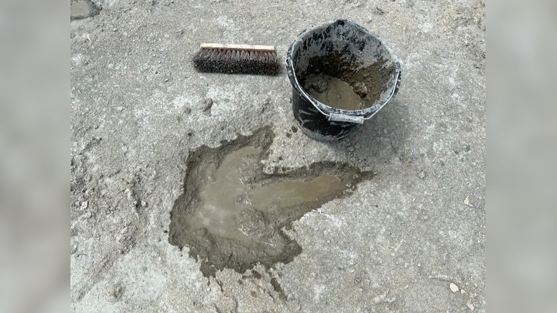 イギリスで最大級の恐竜足跡群 約200個の化石を発見 video poster