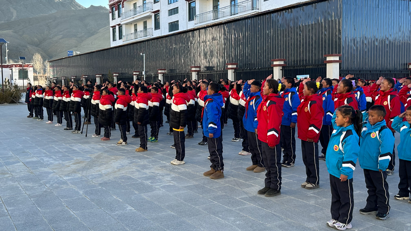 チョモランマ北麓の地震被災地で新学期　西蔵の子どもたちが教室に戻る