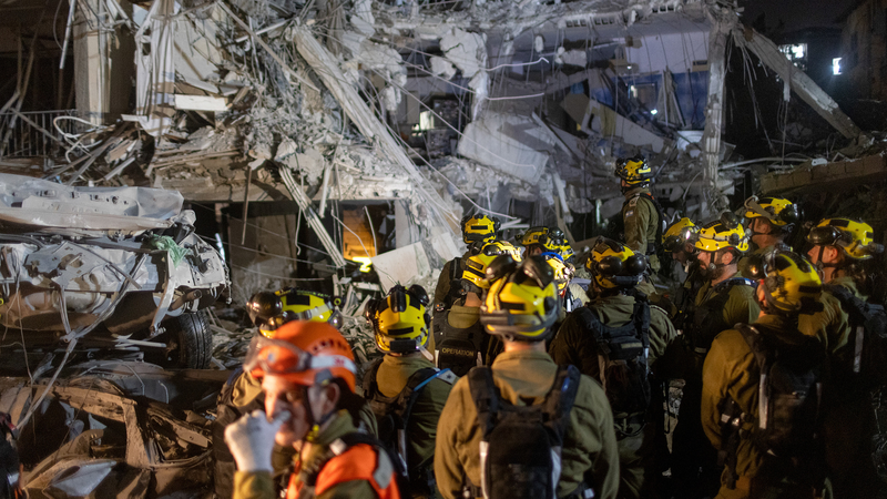 イランのミサイル攻撃でイスラエルの都市に被害　中東緊張と原油への影響