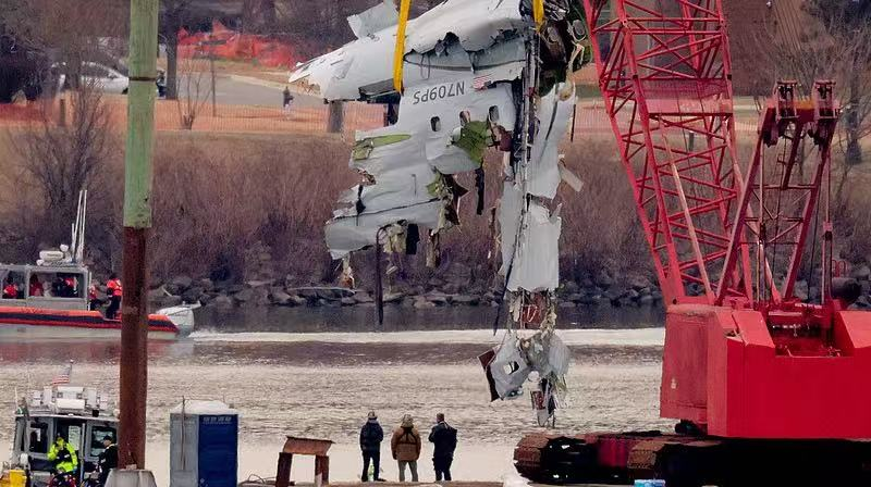 ワシントンD.C.空中衝突事故　67人全員の遺体を回収 video poster