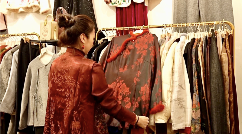 春節前の中国で「新中式」人気　太原のモールで現代風伝統服が好調 video poster