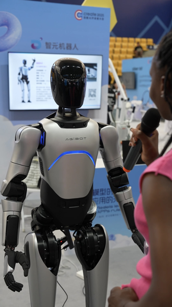 武漢でBaiduの「Create 2025」AI開発者会議　ロボットが描く未来体験 video poster