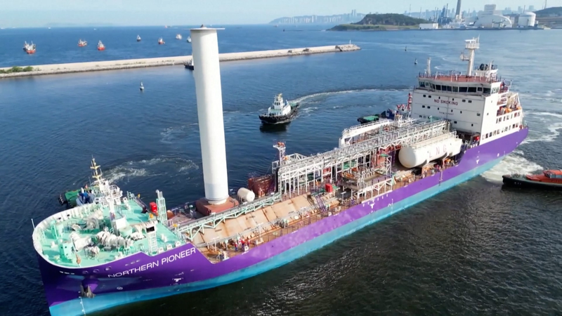 世界初の商業用液化CO2運搬船が中国で引き渡し　脱炭素の新たな一歩 video poster