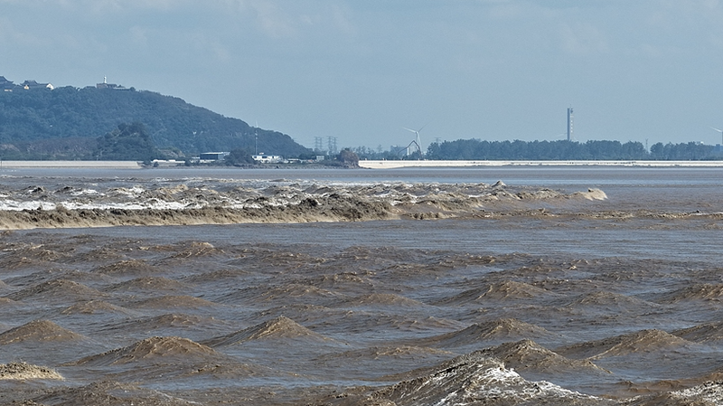 2025年の銭塘江・逆流大潮　自然の力を伝えるライブ映像 video poster
