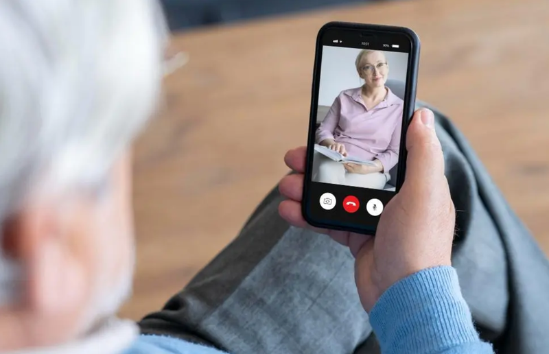 高齢者のスマホ利用で認知機能の低下が緩やかに？米研究の意外な結果