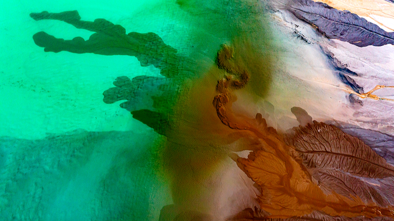 湖北省黄石市のカラフルな選鉱廃さいダムが映す環境対策