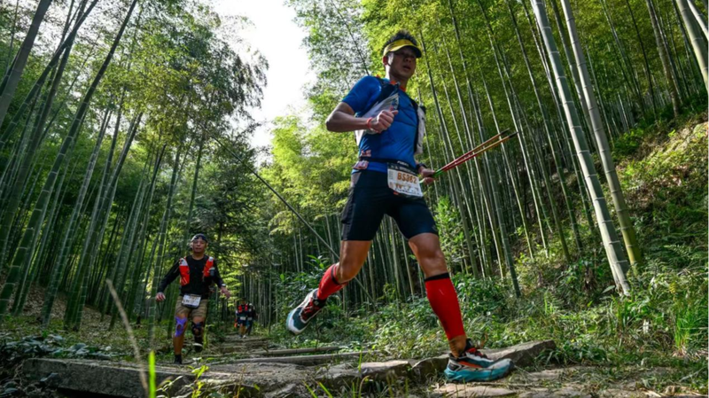 中国東部・徳清の山を照らすランニングレース　ヘッドランプの光が夜空に