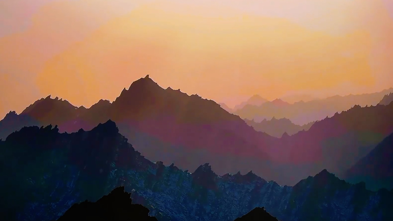 新疆・天山山脈の夕暮れが生きた水墨画になるとき video poster