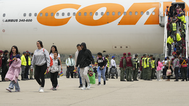 米国からベネズエラへの強制送還便再開　トランプ大統領が敵性外国人法を発動 video poster