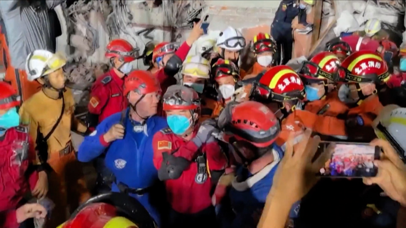 ミャンマー地震で中国救援チームが生存者救出　倒壊ホテルから約60時間ぶり video poster