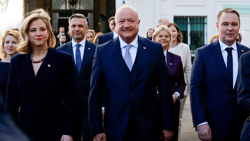 オーストリアで歴史的3党連立　ストッカー氏が首相就任