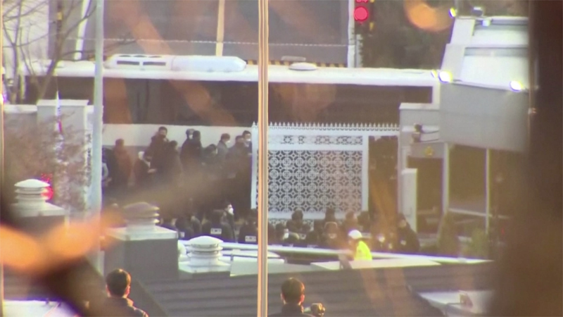 韓国ユン大統領の逮捕試み、5時間のにらみ合いで一時中断 video poster