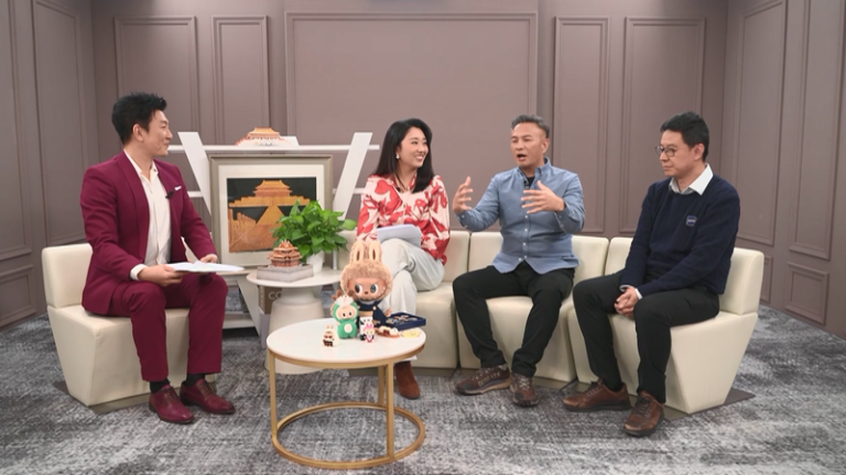 外国人旅行者が中国本土でよく聞く質問とは？紫禁城から街の小さな工夫まで video poster