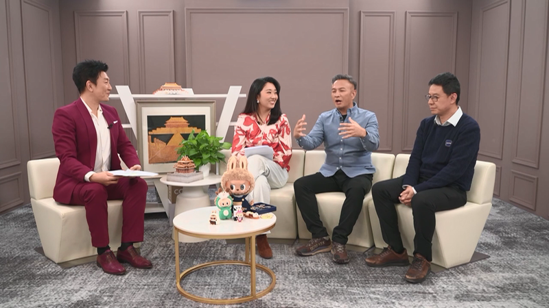 外国人旅行者が中国本土でよく聞く質問とは？紫禁城から街の小さな工夫まで video poster