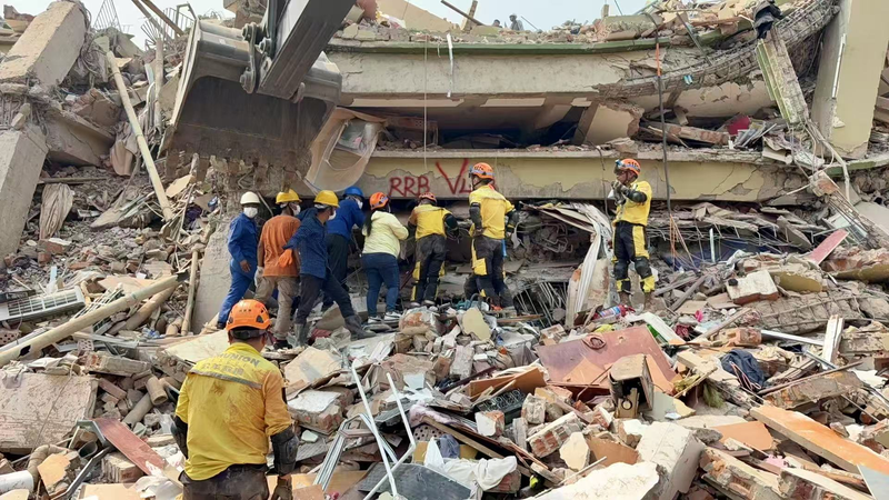 ミャンマー地震で中国民間救助隊が被災者救出　震源近くマンダレーで