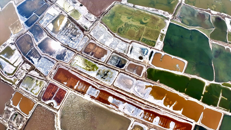 中国・運城塩湖が初夏に輝く　空から見る「巨大アイシャドウ」 video poster