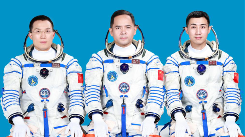 中国の有人宇宙船「神舟21号」乗組員が会見　打ち上げは金曜夜 video poster