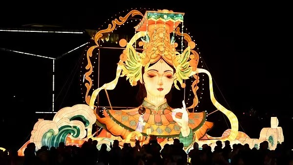 福建省で両岸ランタンフェス開幕　春節と無形文化遺産がつなぐ中国本土と台湾地域 video poster