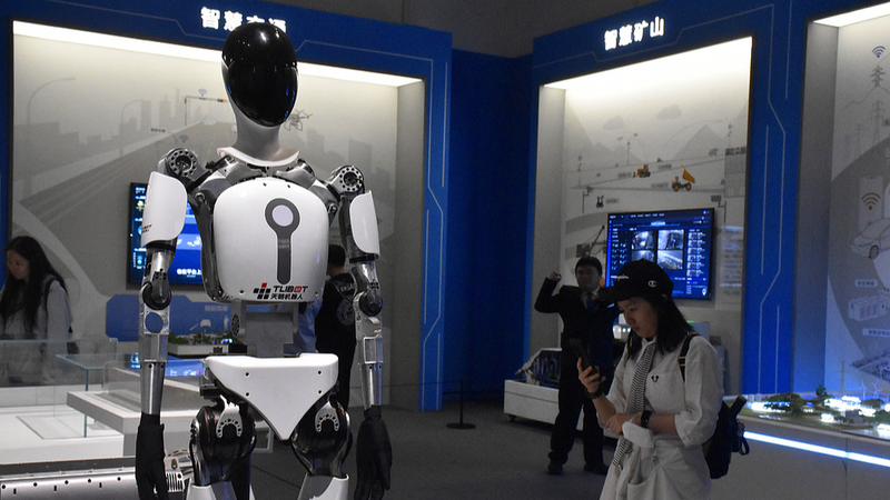 中国国家博物館で四川発ヒューマノイドロボットが来館者を魅了