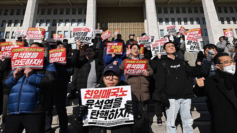 国際ニュース：戒厳令未遂で揺れる韓国　ソウル国会前でユン大統領弾劾デモ video poster