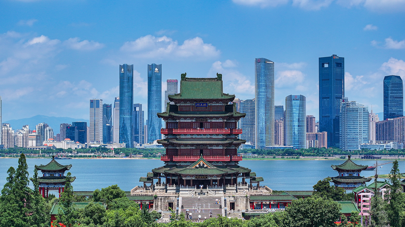 南昌の名所・滕王閣　1300年の歴史と建築美を歩く video poster