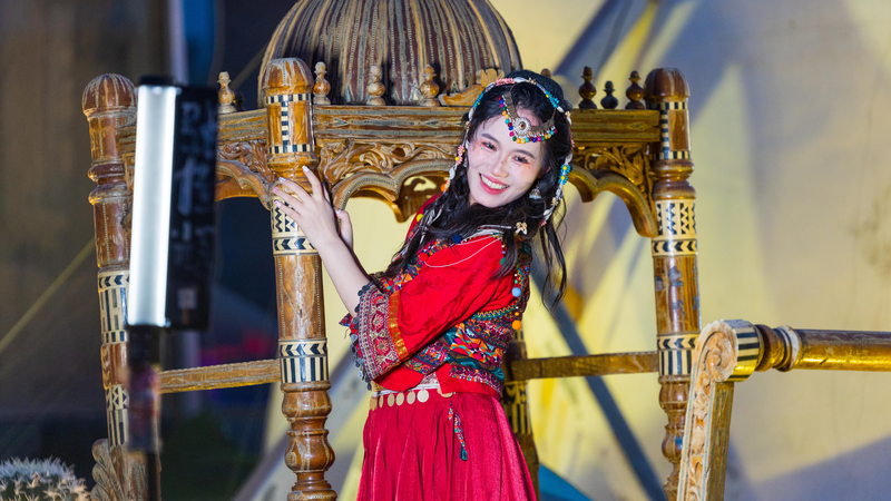 新疆ウルムチのグランドバザール　音楽と踊りが彩る市場の鼓動