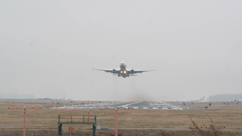 バイデン米大統領、航空会社に遅延補償義務づけへ　退任前の新ルール video poster