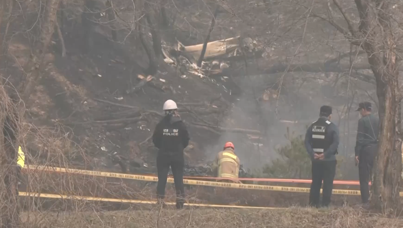 韓国で消防ヘリ墜落、パイロット死亡　山火事消火中の事故 video poster