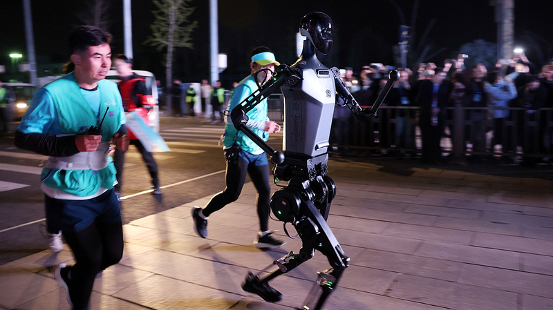 世界初のヒューマノイドロボット・ハーフマラソン、中国で新ルール