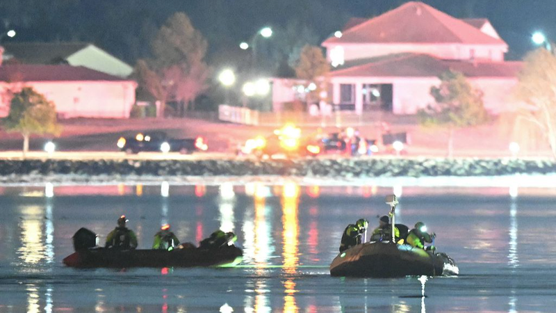 ワシントンD.C.で旅客機と軍用ヘリ衝突 ポトマック川に墜落 video poster