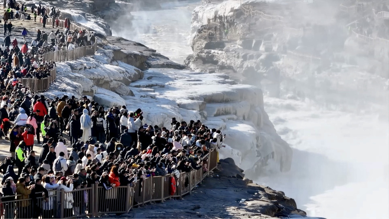 黄河の壺口瀑布、春の怒涛の絶景が観光客を魅了 video poster
