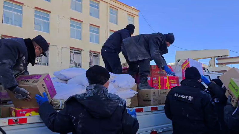 中国・Xizang地震 被災地ツォゴ郷で食料と調理器具を配布 video poster