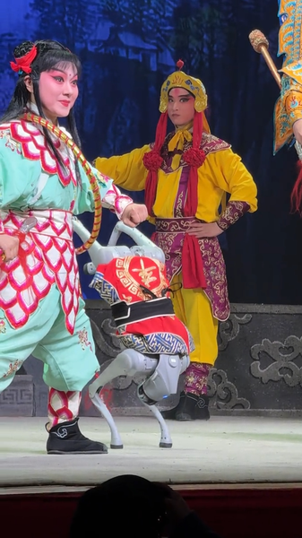 中国神話の名犬がロボット犬に　浙江省の呉劇団が見せた「未来の伝統芸能」 video poster