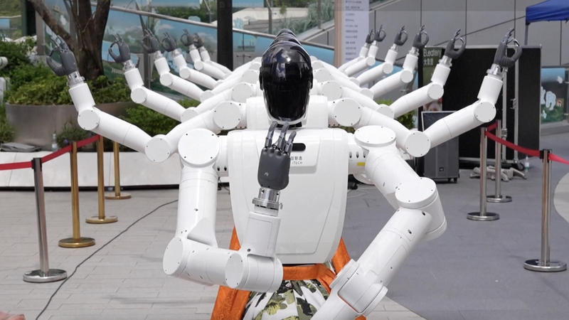 中国の国慶節・中秋節、ドローンとロボットが彩るハイテク祝祭 video poster